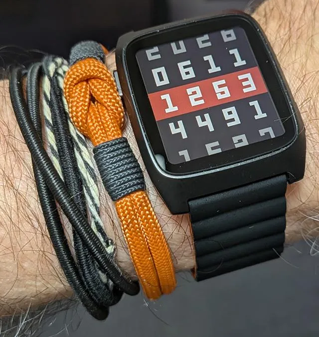 Magnetic silicone band on Pebble Time 2